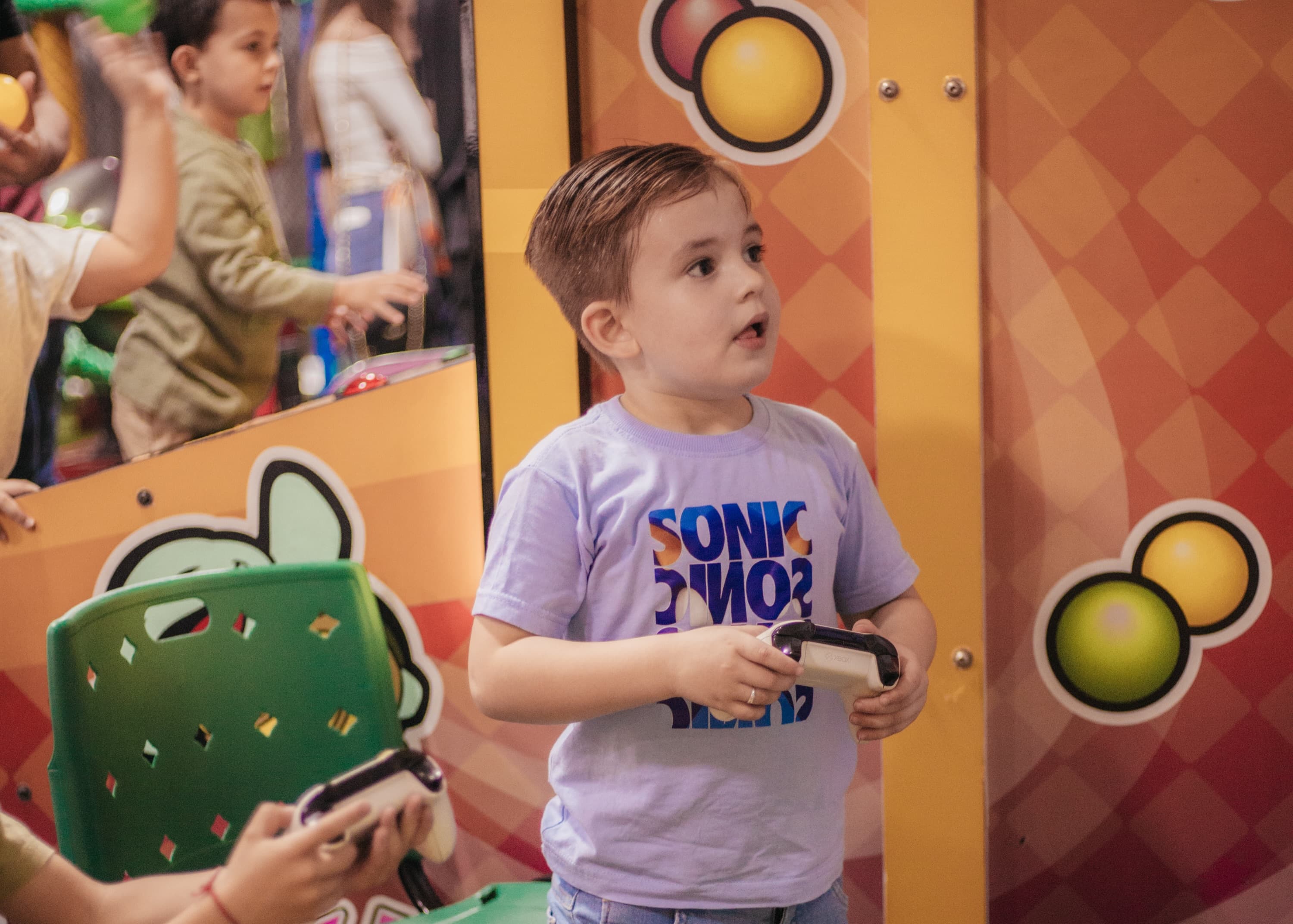 Menino jogando videogame em uma festa