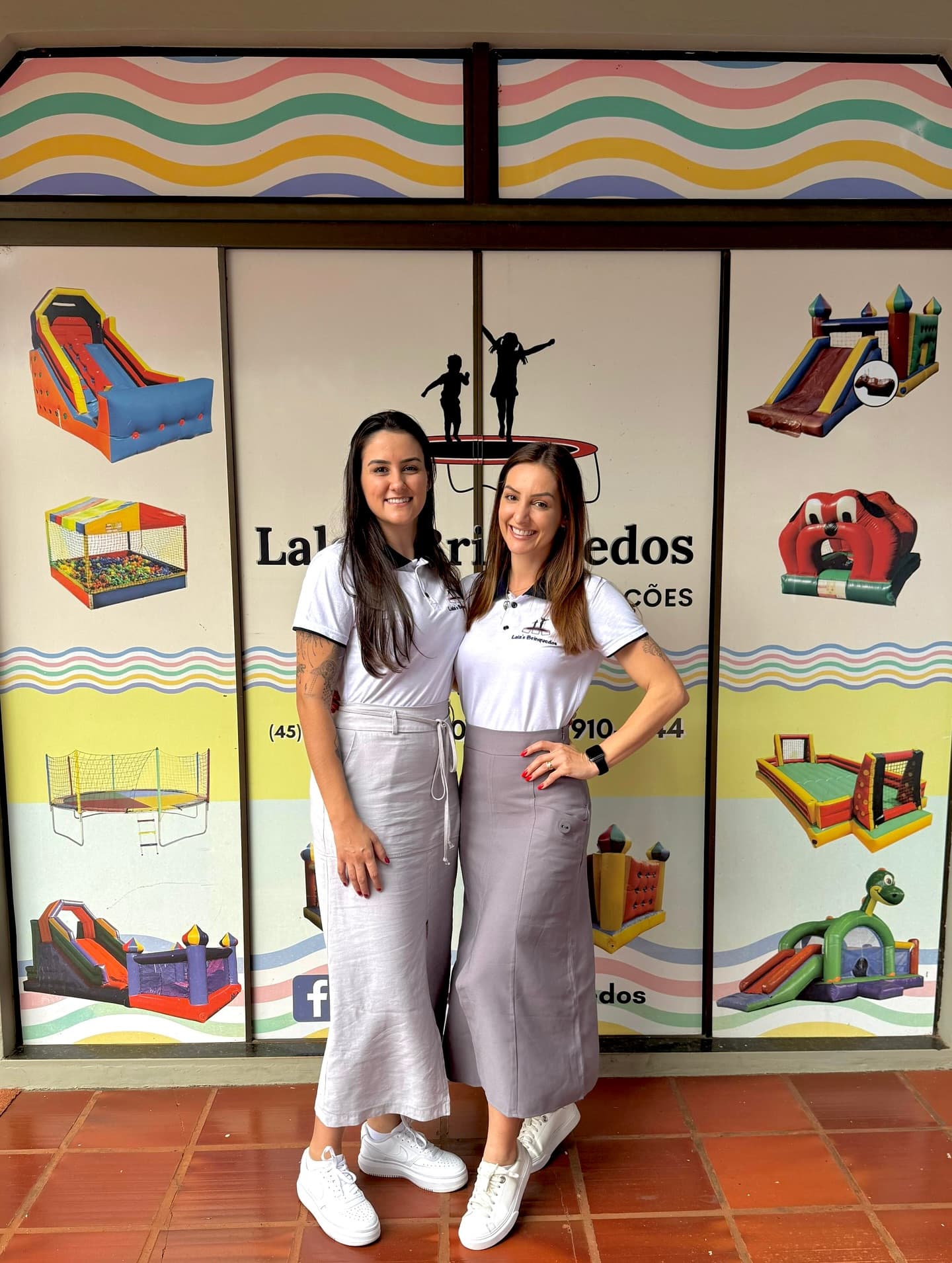Lara e Lais, da Lalás Brinquedos, na frente da loja em Medianeira/PR